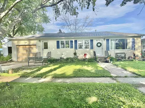 904 Pine St, La Porte City, IA 50651