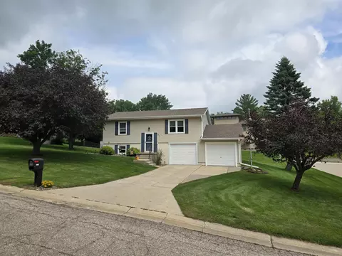 406 Twin View Dr, Decorah, IA 52101