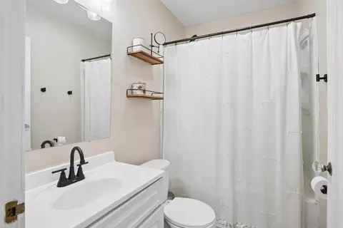 Bath - 1652 Bertch Ave, Waterloo, IA 50702 photo 1 of 2