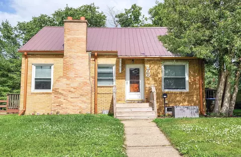 200 S Wayne St, Manchester, IA 52057