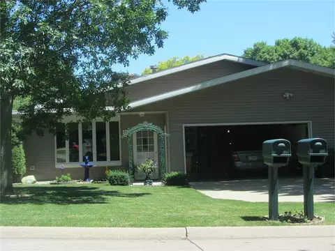 316 Highland Dr, Cedar Falls, IA 50613