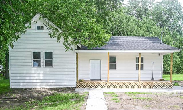 512 S 5th St, Manchester, IA 52057