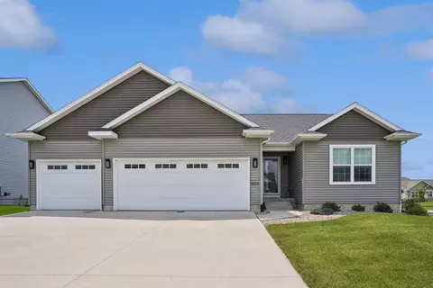 5522 Red Oak Ln, Cedar Falls, IA 50613