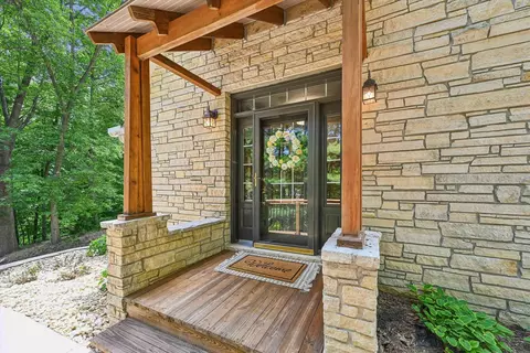 910 Cedar Lane Dr, Waverly, IA 50677