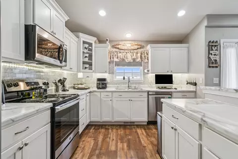 Kitchen - 724 Grindstone Cir, Waterloo, IA 50702 photo 1 of 2