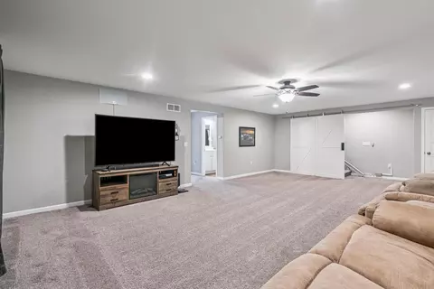 Entry Way - 724 Grindstone Cir, Waterloo, IA 50702 photo 3 of 4