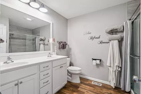 Bath - 724 Grindstone Cir, Waterloo, IA 50702 photo 2 of 3