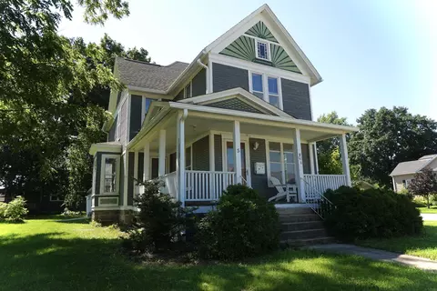 502 4th St SW, Waverly, IA 50677