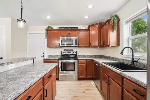 Kitchen - 1409 Springbrook Dr, Cedar Falls, IA 50613 photo 2 of 4