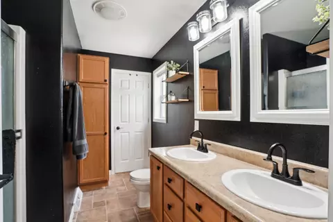 Bath - 1409 Springbrook Dr, Cedar Falls, IA 50613 photo 2 of 3
