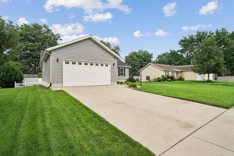 Exterior - 1409 Springbrook Dr, Cedar Falls, IA 50613 photo 2 of 8