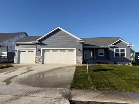 2729 Amber Valley Rd, Cedar Falls, IA 50613