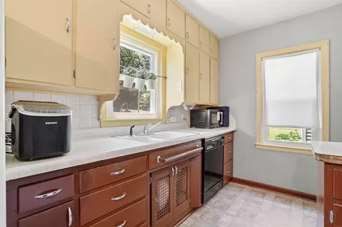 Kitchen - 700 Cornwall Ave, Waterloo, IA 50702 photo 1 of 2