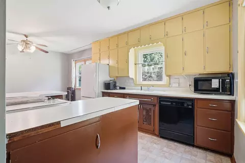 Kitchen - 700 Cornwall Ave, Waterloo, IA 50702 photo 2 of 2