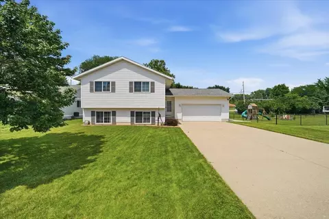 817 Jakob Ln, Evansdale, IA 50707