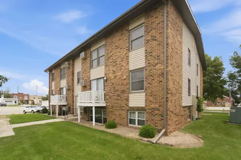 505 Chestnut St #I, La Porte City, IA 50651