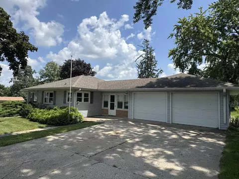 324 7th St, Aplington, IA 50604