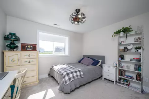 Bedroom - 709 Pointer Cir, Center Point, IA 52213 photo 7 of 10