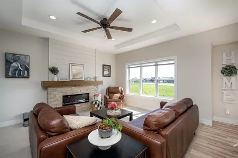 Living - 709 Pointer Cir, Center Point, IA 52213 photo 2 of 3