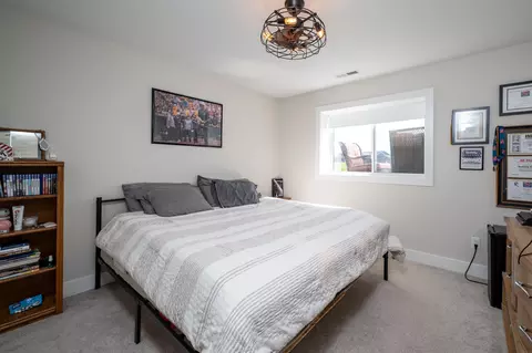 Bedroom - 709 Pointer Cir, Center Point, IA 52213 photo 9 of 10