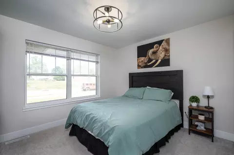 Bedroom - 709 Pointer Cir, Center Point, IA 52213 photo 3 of 10