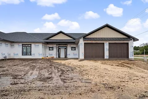 598 Lake Shore Dr, Dyersville, IA 52040