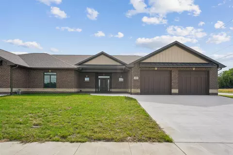 598 Lake Shore Dr, Dyersville, IA 52040