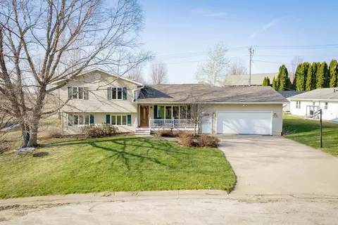 107 Hollywood Blvd, West Union, IA 52175