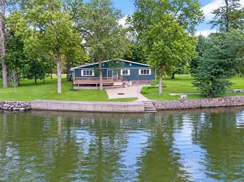 2204 Cottage Row Rd, Cedar Falls, IA 50613