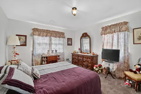 Bedroom - 935 Prospect Blvd, Waterloo, IA 50701 photo 4 of 5