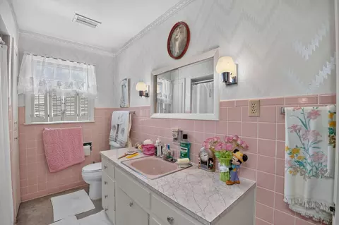 Bath - 935 Prospect Blvd, Waterloo, IA 50701 photo 5 of 5