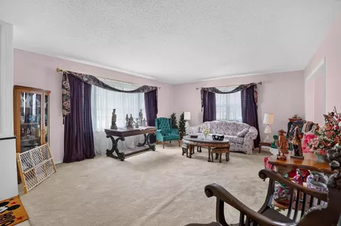 Living - 935 Prospect Blvd, Waterloo, IA 50701 photo 2 of 4