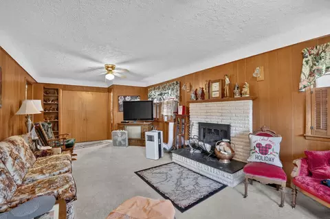 Living - 935 Prospect Blvd, Waterloo, IA 50701 photo 4 of 4