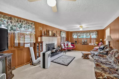 Living - 935 Prospect Blvd, Waterloo, IA 50701 photo 3 of 4