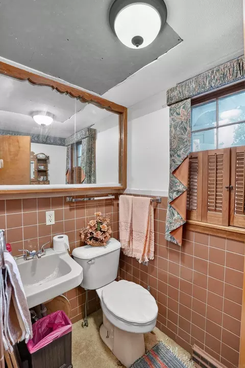 Bath - 935 Prospect Blvd, Waterloo, IA 50701 photo 1 of 5