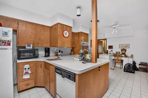 Kitchen - 935 Prospect Blvd, Waterloo, IA 50701 photo 2 of 4