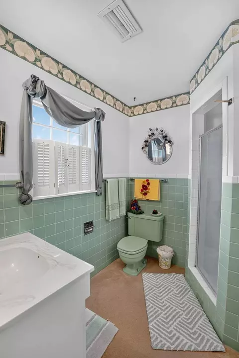 Bath - 935 Prospect Blvd, Waterloo, IA 50701 photo 2 of 5