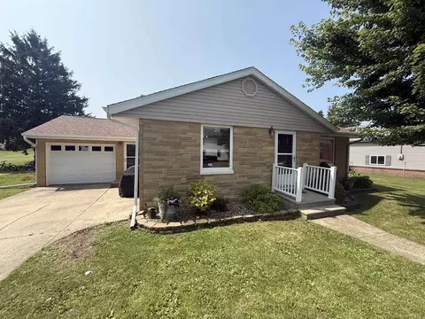 134 W South Ave, Calmar, IA 52132