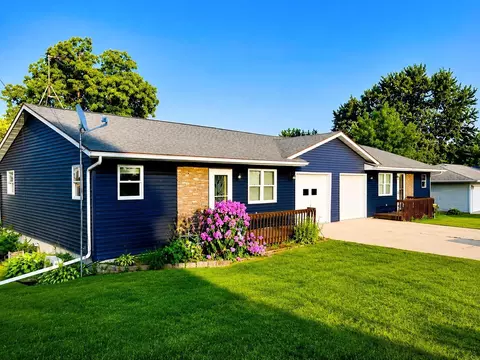 300 2nd St, Waukon, IA 52172