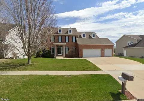 918 Barrington Dr, Cedar Falls, IA 50613