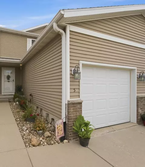 4902 Algonquin Dr #5, Cedar Falls, IA 50613