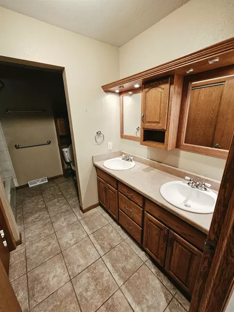 Bath - 715 Malone Ave, Readlyn, IA 50668 photo 1 of 4