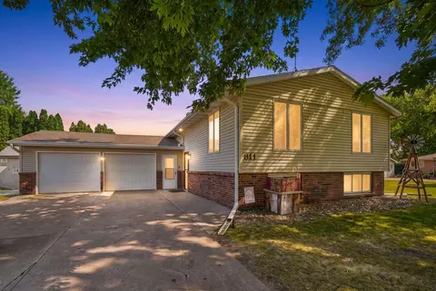 811 Crestview Dr, Webster City, IA 50595