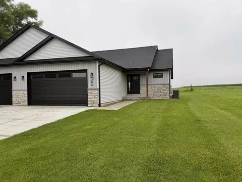 204 E Lillian Ave, Conrad, IA 50621