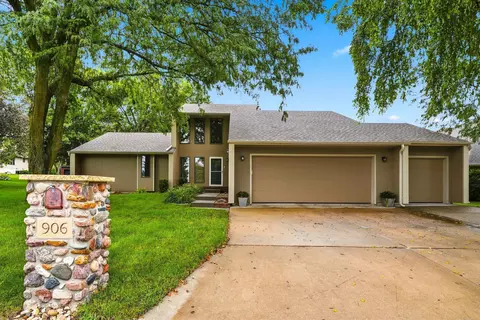 906 Walden Ln, Grundy Center, IA 50638