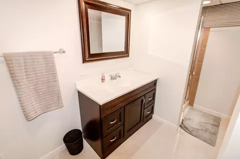 Bath - 227 Longview Dr, Waterloo, IA 50701 photo 5 of 6