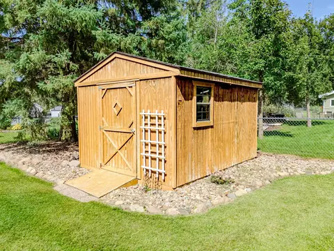 Exterior - 227 Longview Dr, Waterloo, IA 50701 photo 7 of 8