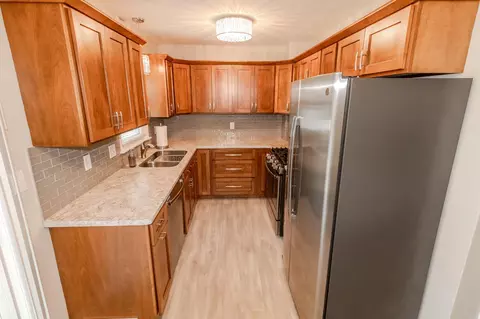 Kitchen - 227 Longview Dr, Waterloo, IA 50701 photo 2 of 6