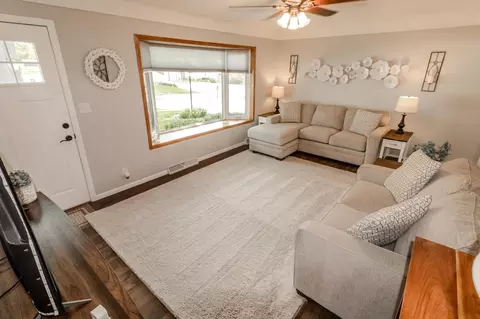 Living - 227 Longview Dr, Waterloo, IA 50701 photo 2 of 4