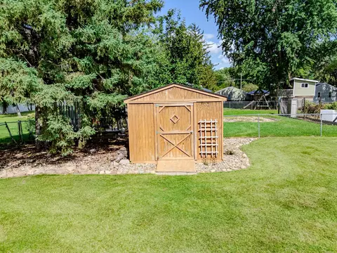 Exterior - 227 Longview Dr, Waterloo, IA 50701 photo 6 of 8